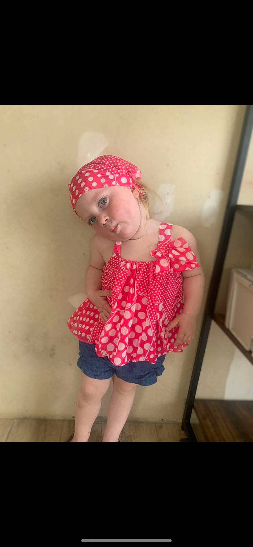 Hamalya participe au concours pour gagner de l'argent avec cette photo : baby_toddler_clothing, cap, dress, fashion_design, headgear, headwear, human_leg, knee, lip, magenta, neck, outerwear, pattern, person, pink, plaid, sleeve, textile, thigh, toddler