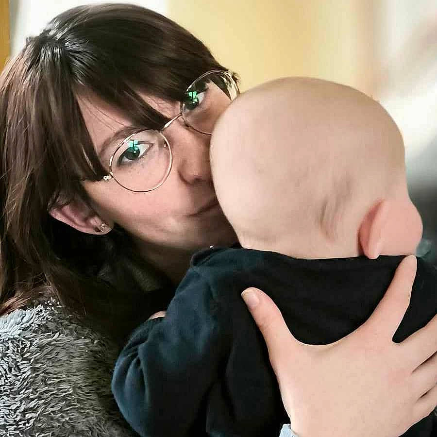 Merlin a rejoint le concours — aidez-le/la à gagner de superbes lots ! beauty, black_hair, cheek, cool, eyelash, eyewear, finger, flash_photography, friendship, gesture, glasses, happy, interaction, lip, mammal, mouth, person, shoulder, skin, thumb