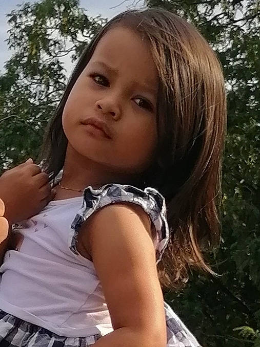 Anaëlle a rejoint le concours — aidez-le/la à gagner de superbes lots ! beauty, black_hair, blond, brown_hair, chest, eyelash, face, flash_photography, fun, grass, happy, jewellery, layered_hair, leisure, lip, long_hair, people_in_nature, person, t_shirt, tree