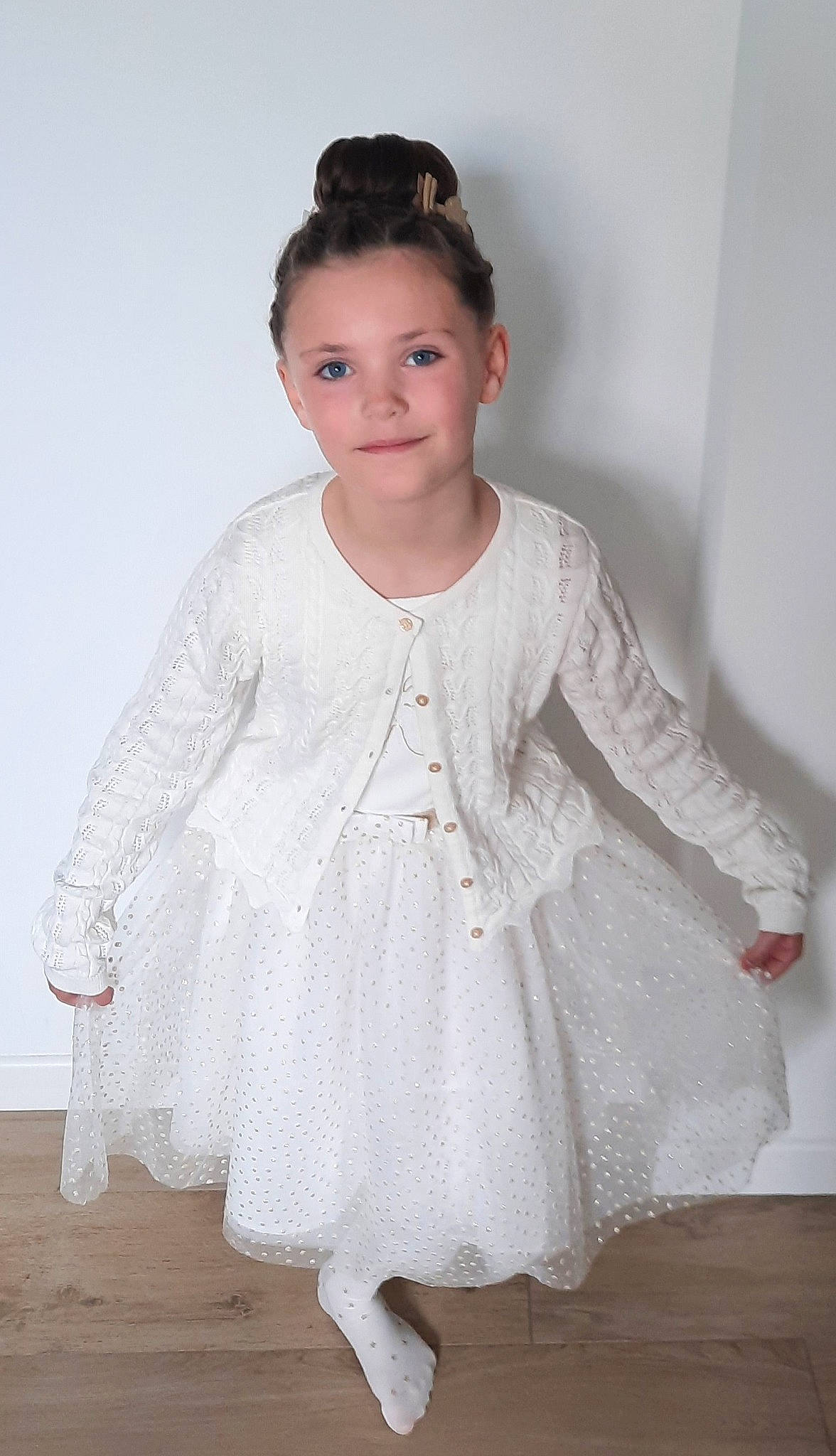 Mathilde participe au concours pour gagner de l'argent avec cette photo : baby_toddler_clothing, bridal_accessory, child, costume, day_dress, dress, embellishment, face, fashion_accessory, fashion_design, hair_accessory, head, headgear, joy, neck, one_piece_garment, pattern, person, pink, ruffle