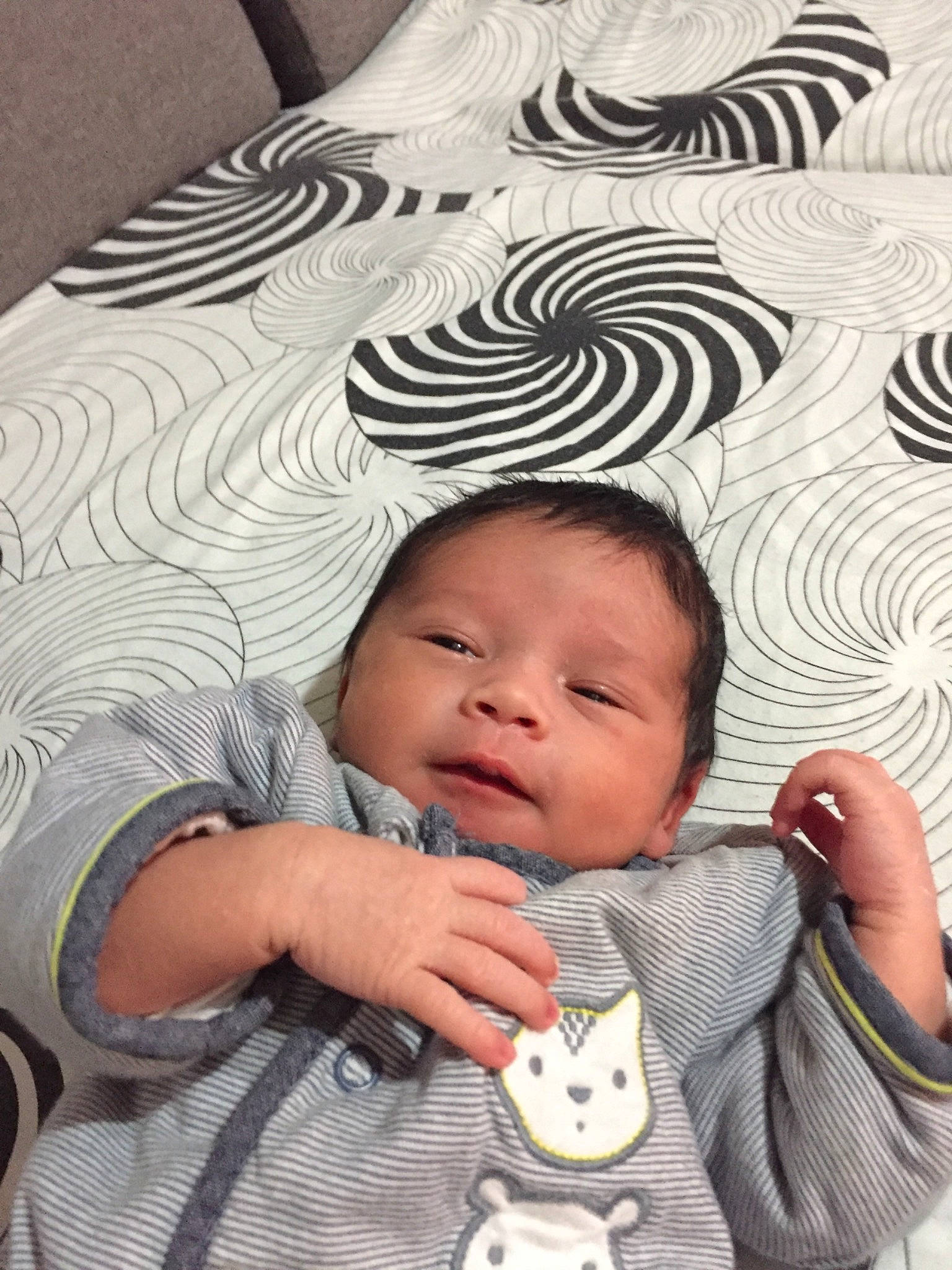 Ylies participe au concours pour gagner de l'argent avec cette photo : baby, baby_products, child, gesture, person, product, toddler