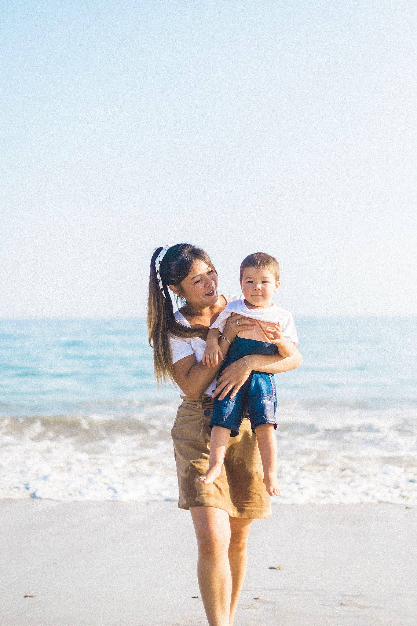Matys participe au concours pour gagner de l'argent avec cette photo : baby, barefoot, beach, coastal_and_oceanic_landforms, fun, gesture, happy, joy, leg, leisure, people_in_nature, people_on_beach, person, sand, shore, shorts, sky, smile, thigh, toddler