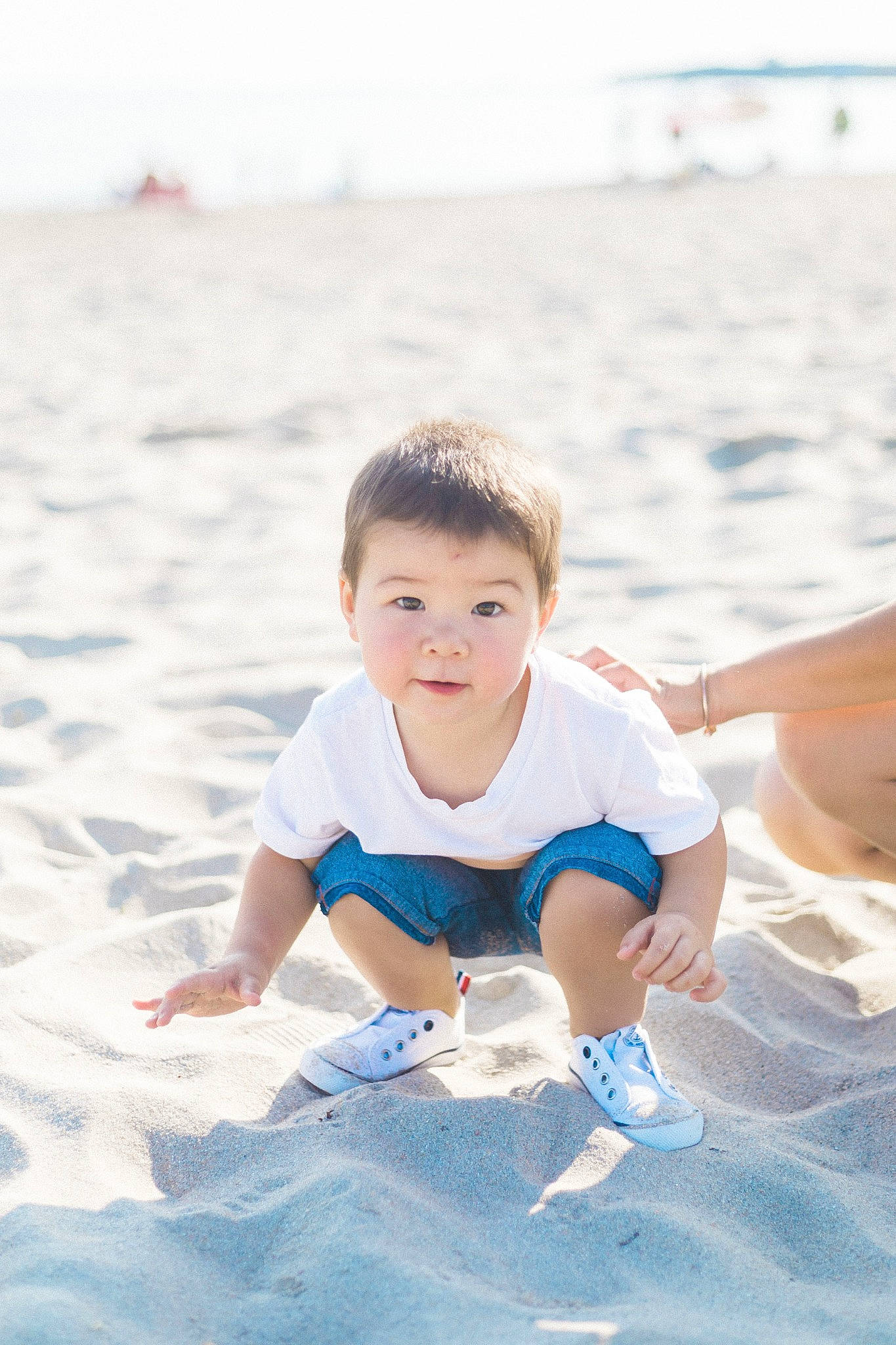 Matys participe au concours pour gagner de l'argent avec cette photo : barefoot, beach, flash_photography, fun, happy, horizon, leisure, natural_environment, people_in_nature, people_on_beach, person, recreation, sand, shore, shorts, sky, t_shirt, toddler, travel, wave