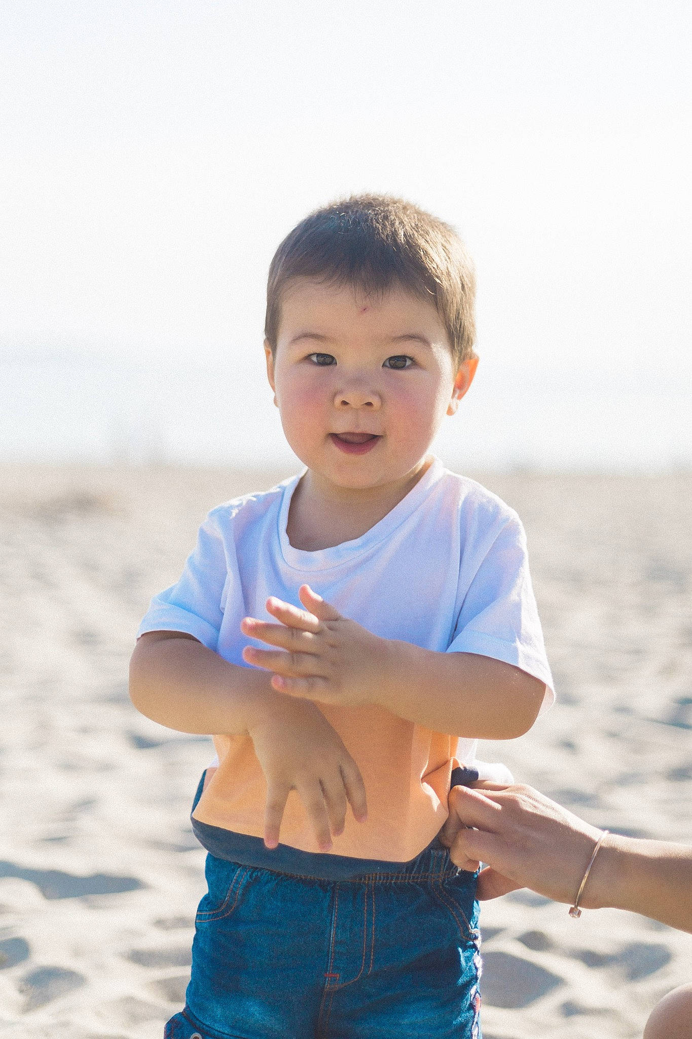 Matys a rejoint le concours — aidez-le/la à gagner de superbes lots ! arm, azure, beach, body_of_water, flash_photography, gesture, happy, joint, leisure, natural_environment, people_in_nature, people_on_beach, person, shorts, shoulder, skin, sky, smile, standing, travel