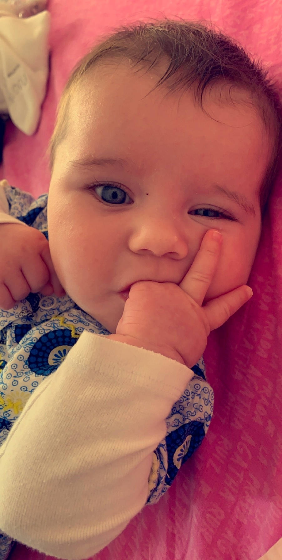 Kenza participe au concours pour gagner de l'argent avec cette photo : baby, beauty, cheek, child, chin, close_up, eye, eyebrow, face, finger, forehead, hand, head, iris, lip, mouth, nail, nose, person, skin