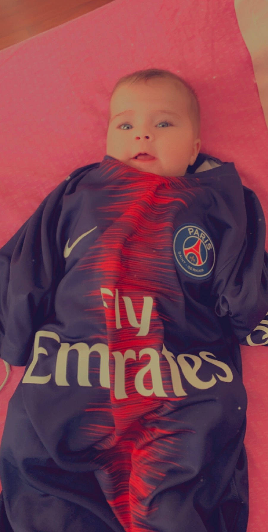 Kenza a rejoint le concours — aidez-le/la à gagner de superbes lots ! child, hoodie, outerwear, person, red, sleeve