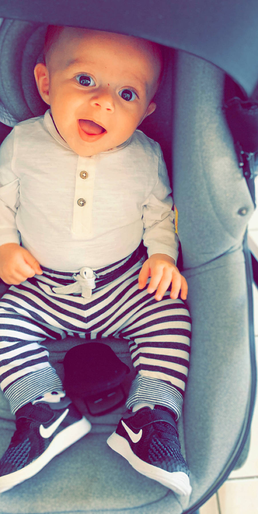 Lisandro a rejoint le concours — aidez-le/la à gagner de superbes lots ! baby, baby_products, baby_toddler_clothing, blond, cheek, child, cool, eye, lip, nose, person, pink, product, sitting, skin, sleeve, smile, toddler