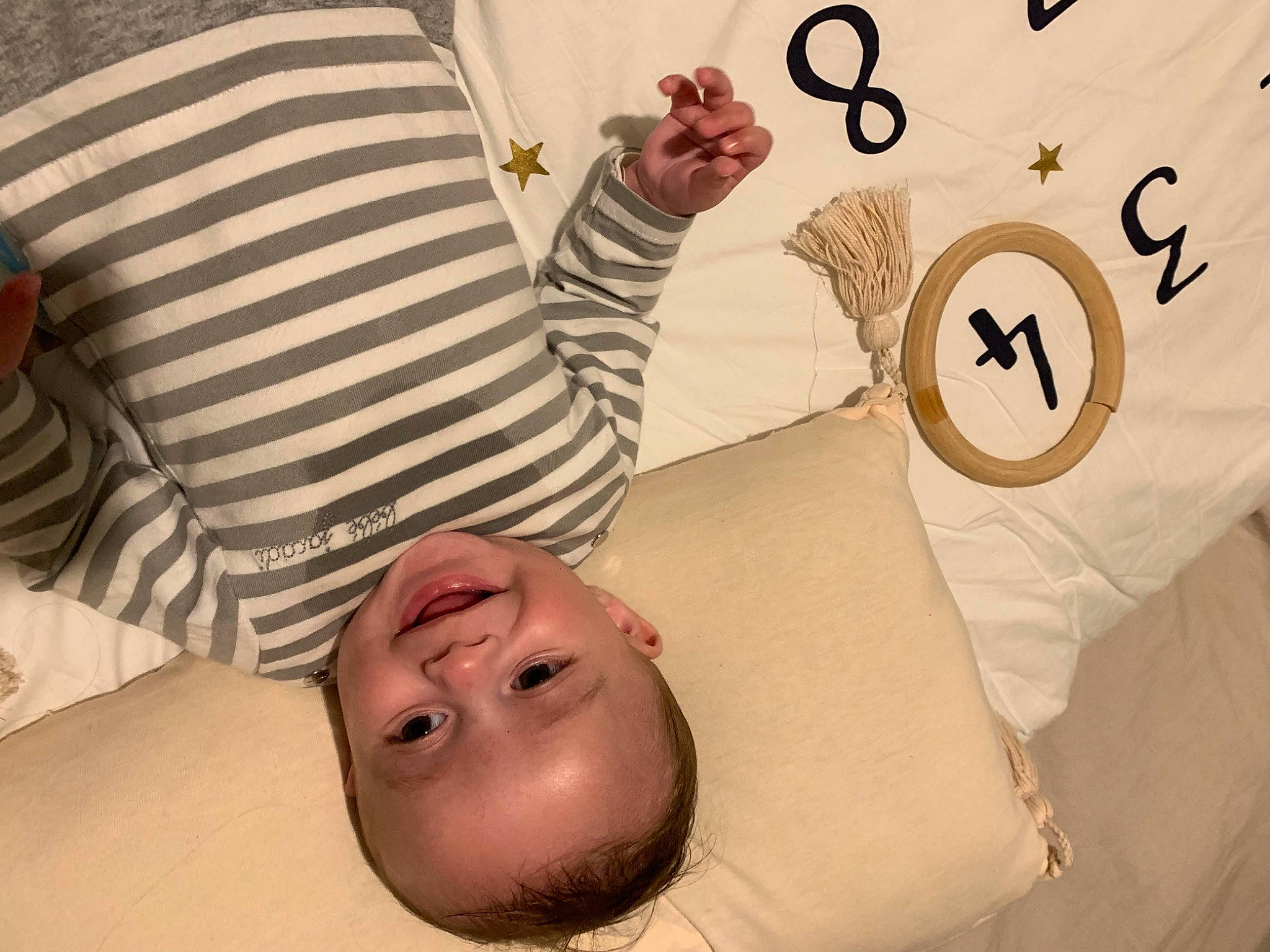 Lisandro a rejoint le concours — aidez-le/la à gagner de superbes lots ! baby, birth, child, joy, person, pillow