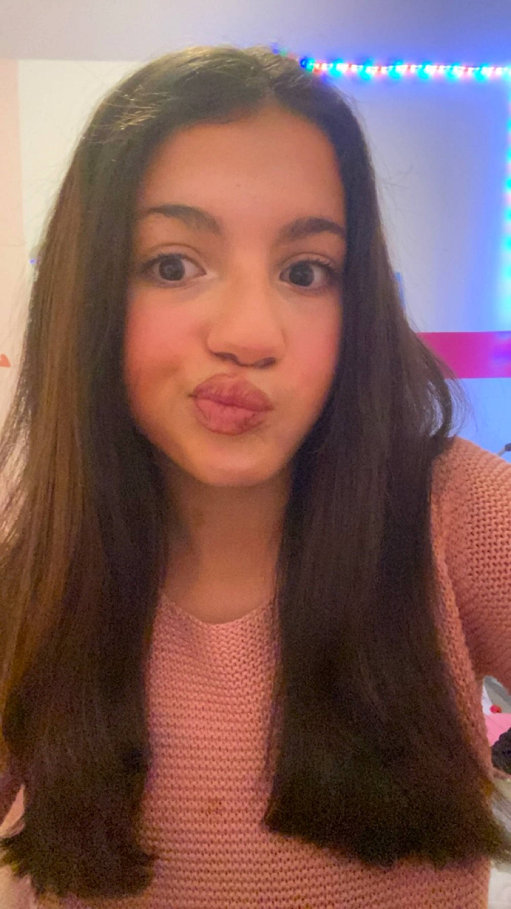 Clara a rejoint le concours — aidez-le/la à gagner de superbes lots ! black_hair, brown_hair, cheek, chin, eye, eyebrow, eyelash, forehead, fun, iris, jaw, layered_hair, lip, long_hair, mouth, neck, nose, person, skin, step_cutting