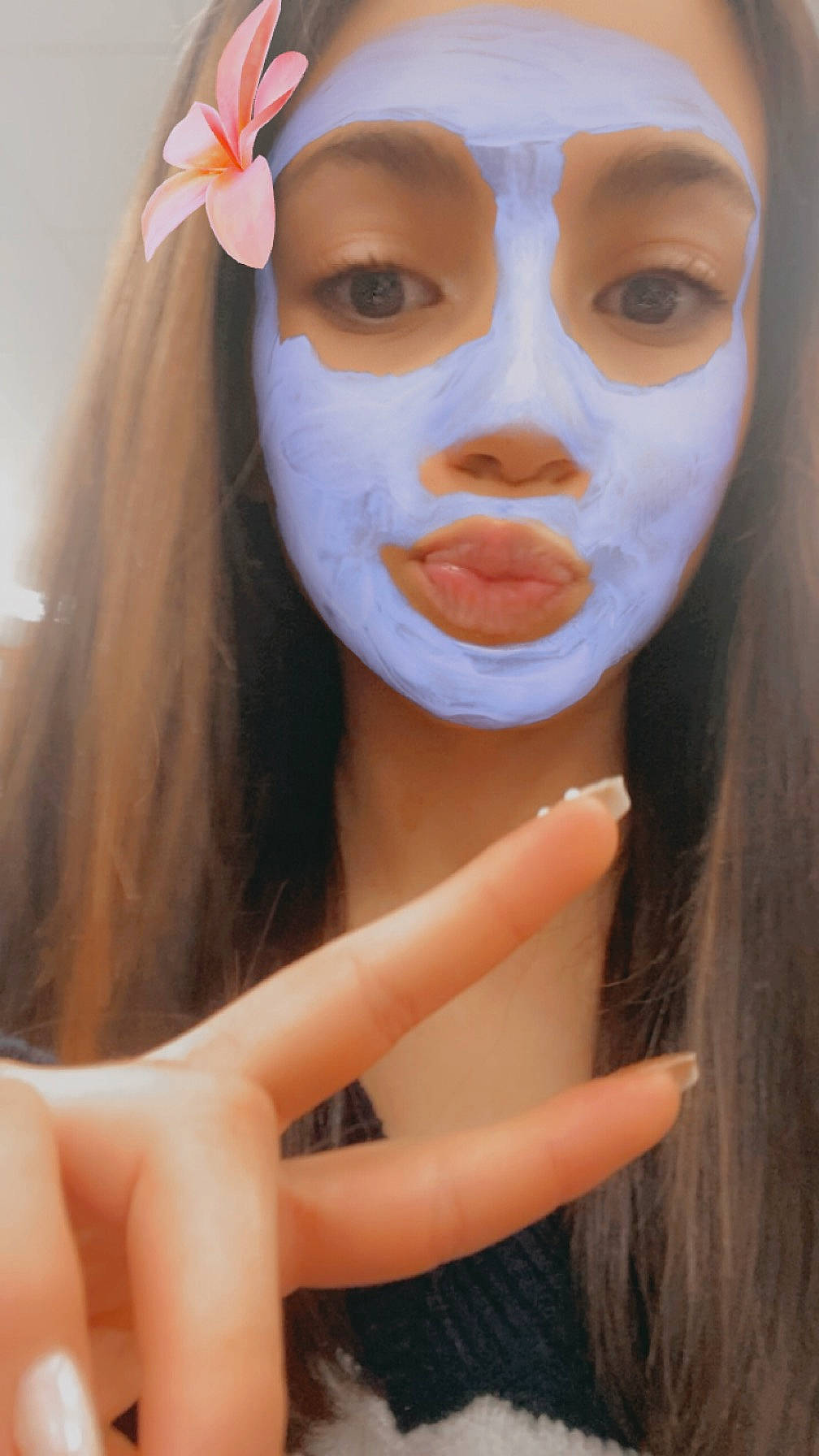 Clara a rejoint le concours — aidez-le/la à gagner de superbes lots ! bangs, blond, brown_hair, chin, close_up, eyebrow, eyelash, eyewear, fashion, headgear, jaw, lip, long_hair, mouth, neck, nose, person, pink, skin, toy