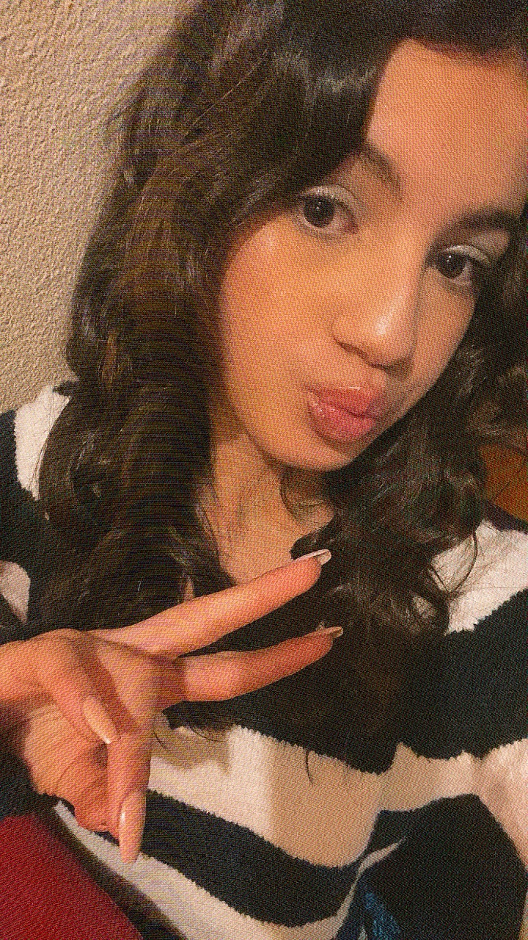 Clara participe au concours pour gagner de l'argent avec cette photo : black_hair, cheek, cool, eyebrow, eyelash, gesture, jaw, layered_hair, lip, lipstick, long_hair, mouth, nail, neck, nose, person, shoulder, skin, smile, step_cutting