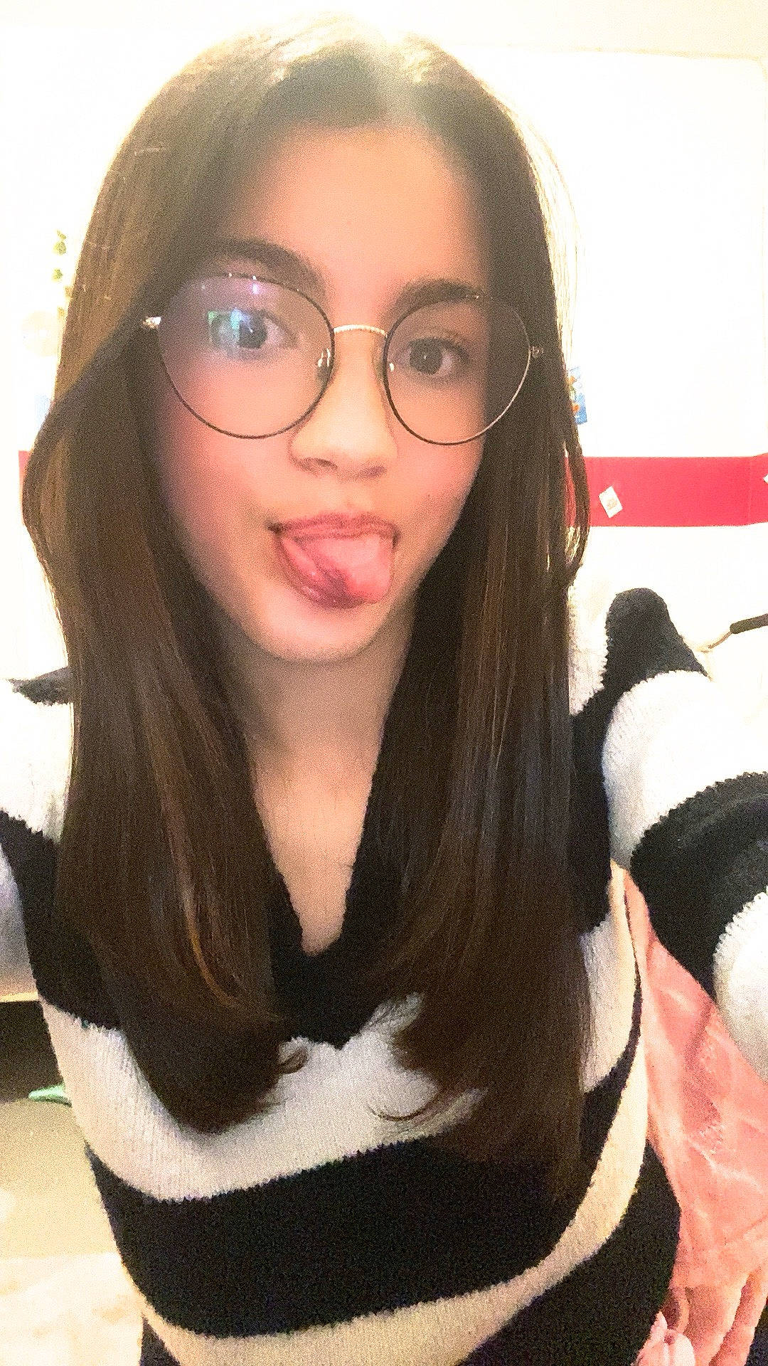 Clara participe au concours pour gagner de l'argent avec cette photo : bangs, black_hair, cheek, ear, eyelash, eyewear, forehead, glasses, happy, jaw, layered_hair, lip, long_hair, mouth, neck, nose, person, selfie, skin, vision_care