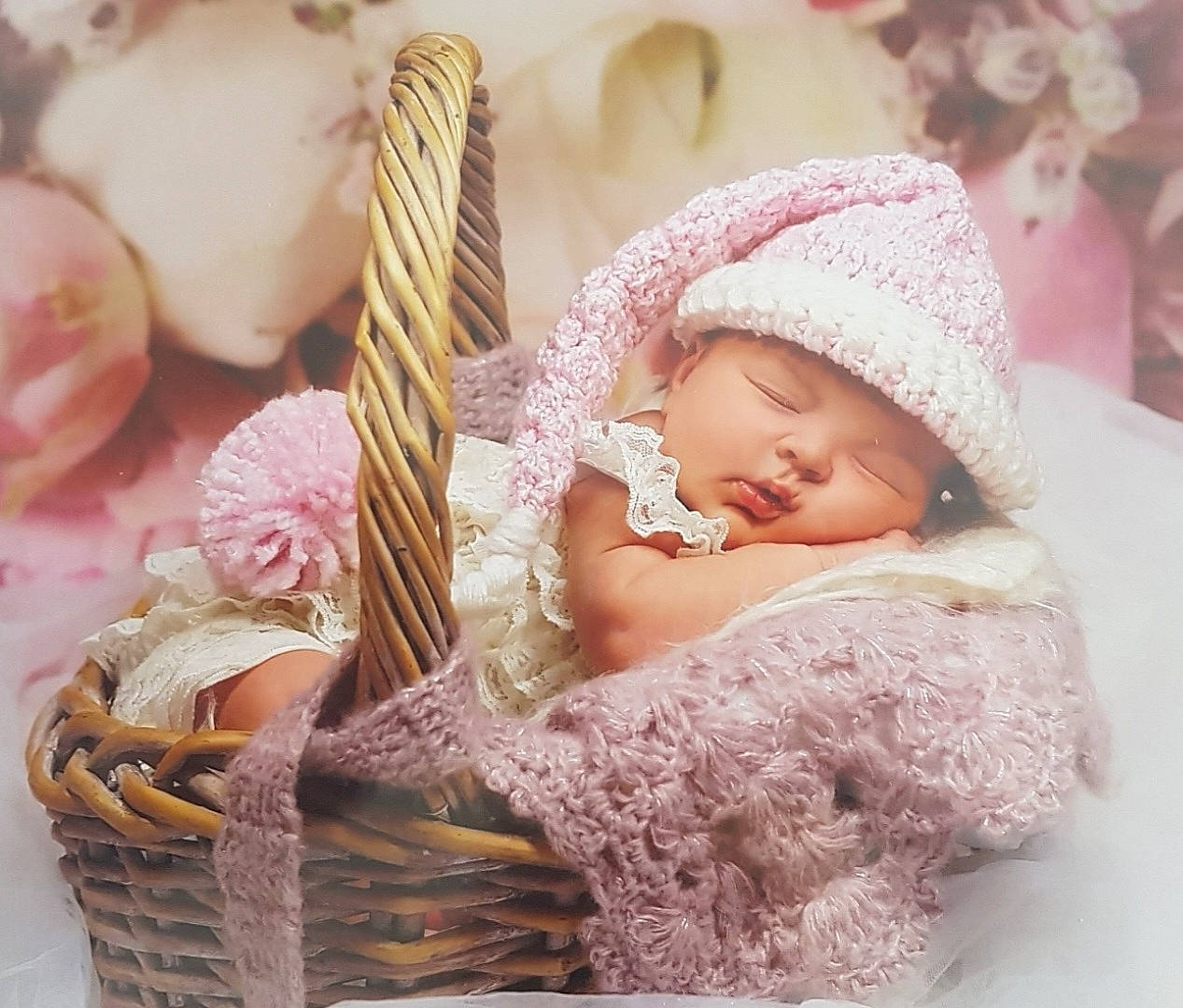 Lou a rejoint le concours — aidez-le/la à gagner de superbes lots ! baby, baby_sleeping, baby_toddler_clothing, basket, child, comfort, embellishment, fashion_accessory, hair_accessory, headgear, headpiece, headwear, jewellery, pattern, peach, person, pink, sitting, skin, textile