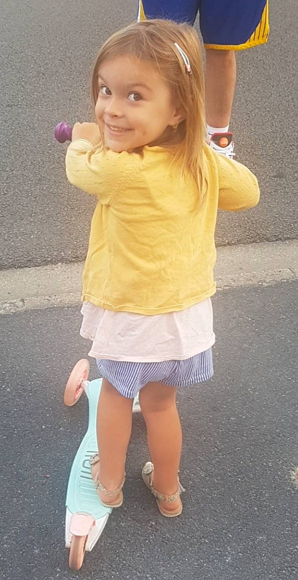 Lou a rejoint le concours — aidez-le/la à gagner de superbes lots ! arm, face, facial_expression, finger, gesture, hair, hand, happy, human_body, joint, joy, knee, neck, person, pink, shoulder, skin, sleeve, smile, standing