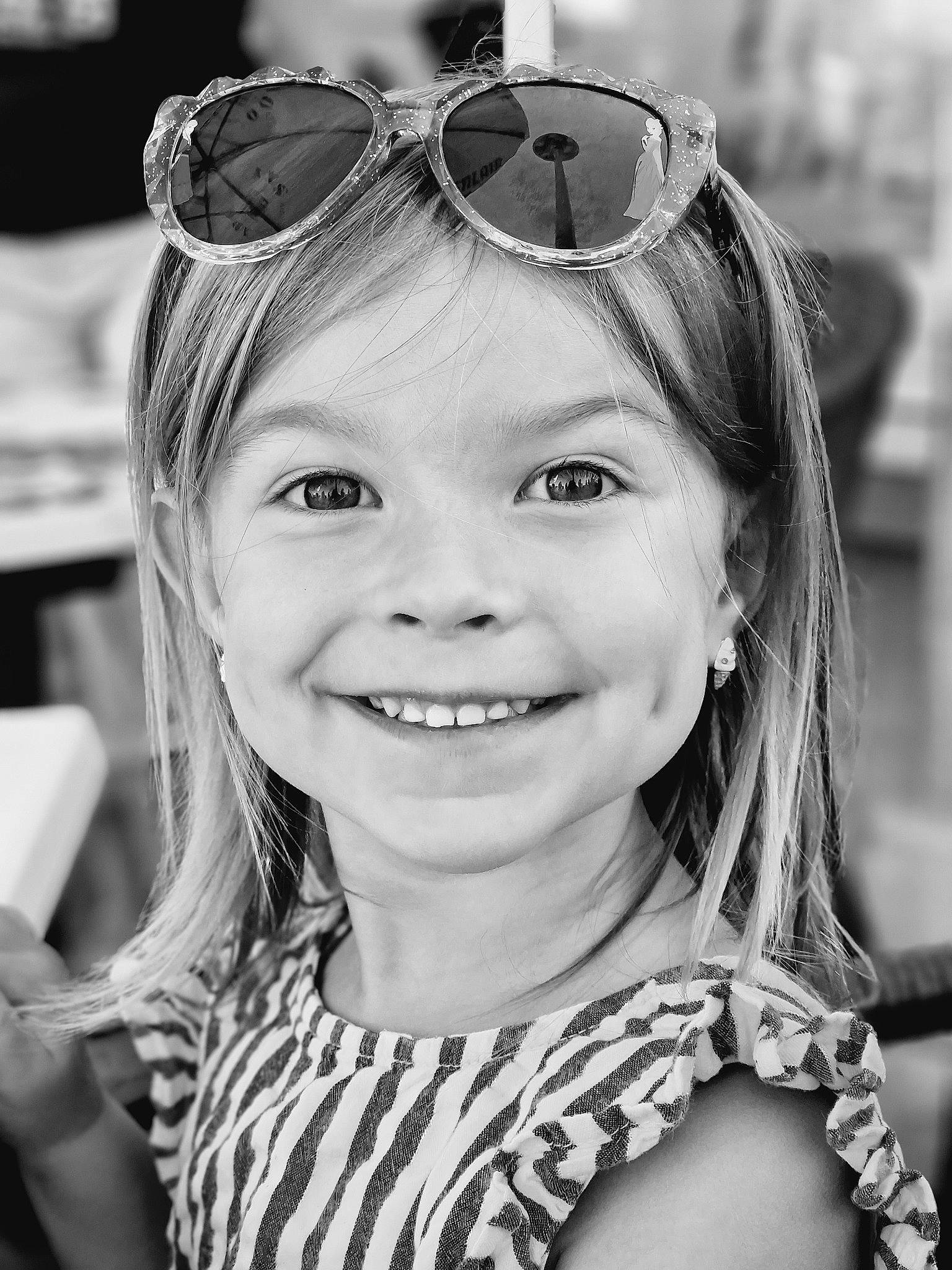 Lou a rejoint le concours — aidez-le/la à gagner de superbes lots ! black, black_and_white, eye, eyebrow, eyelash, facial_expression, fashion, flash_photography, glasses, goggles, hair, hairstyle, happy, headwear, iris, joy, lip, person, photograph, smile