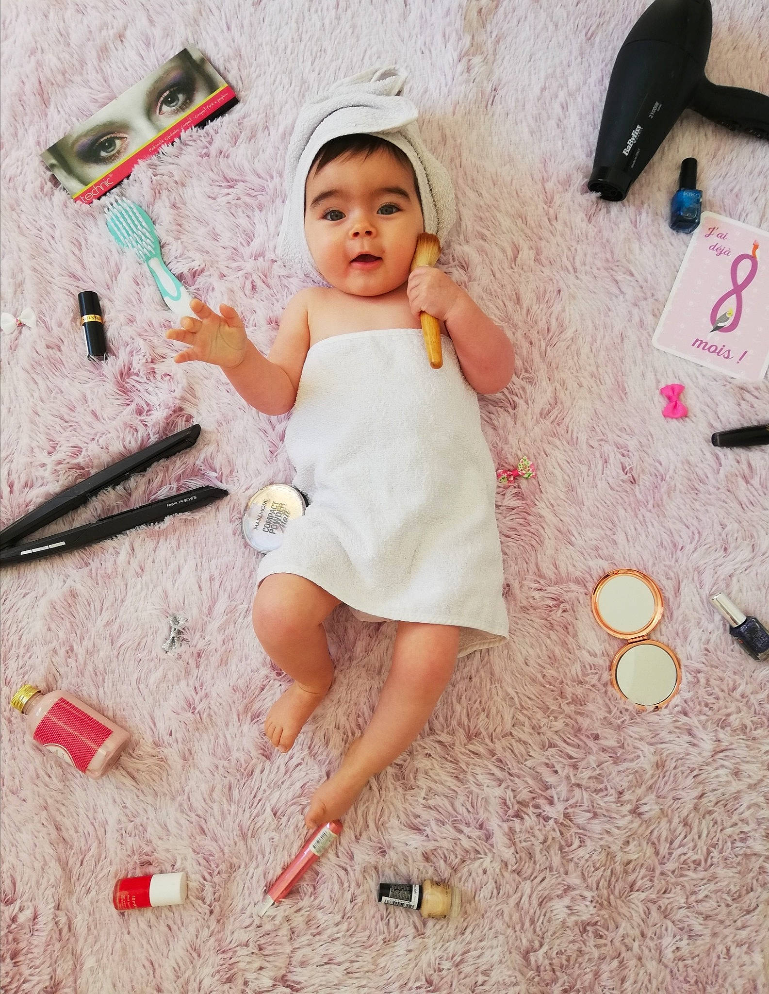 Shanaëlle participe au concours pour gagner de l'argent avec cette photo : baby_toddler_clothing, barefoot, child, dress, face, fashion_design, finger, floor, flooring, fun, happy, human_leg, magenta, pattern, person, pink, sleeve, t_shirt, toddler, waist