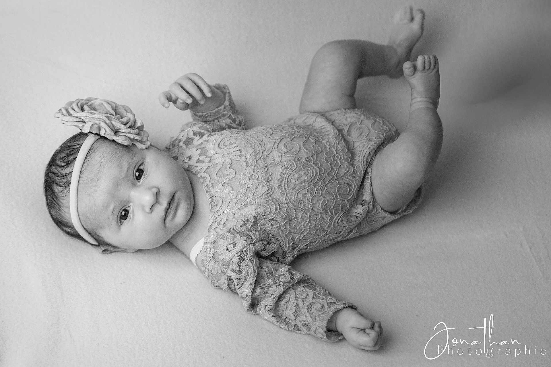 Olivia participe au concours pour gagner de l'argent avec cette photo : baby, infant, lace_clothing, headband, flower, portrait, black_and_white, newborn, cute, lying_down, soft_texture, close_up, child, face, hands, feet, studio, photography, monochrome, expression