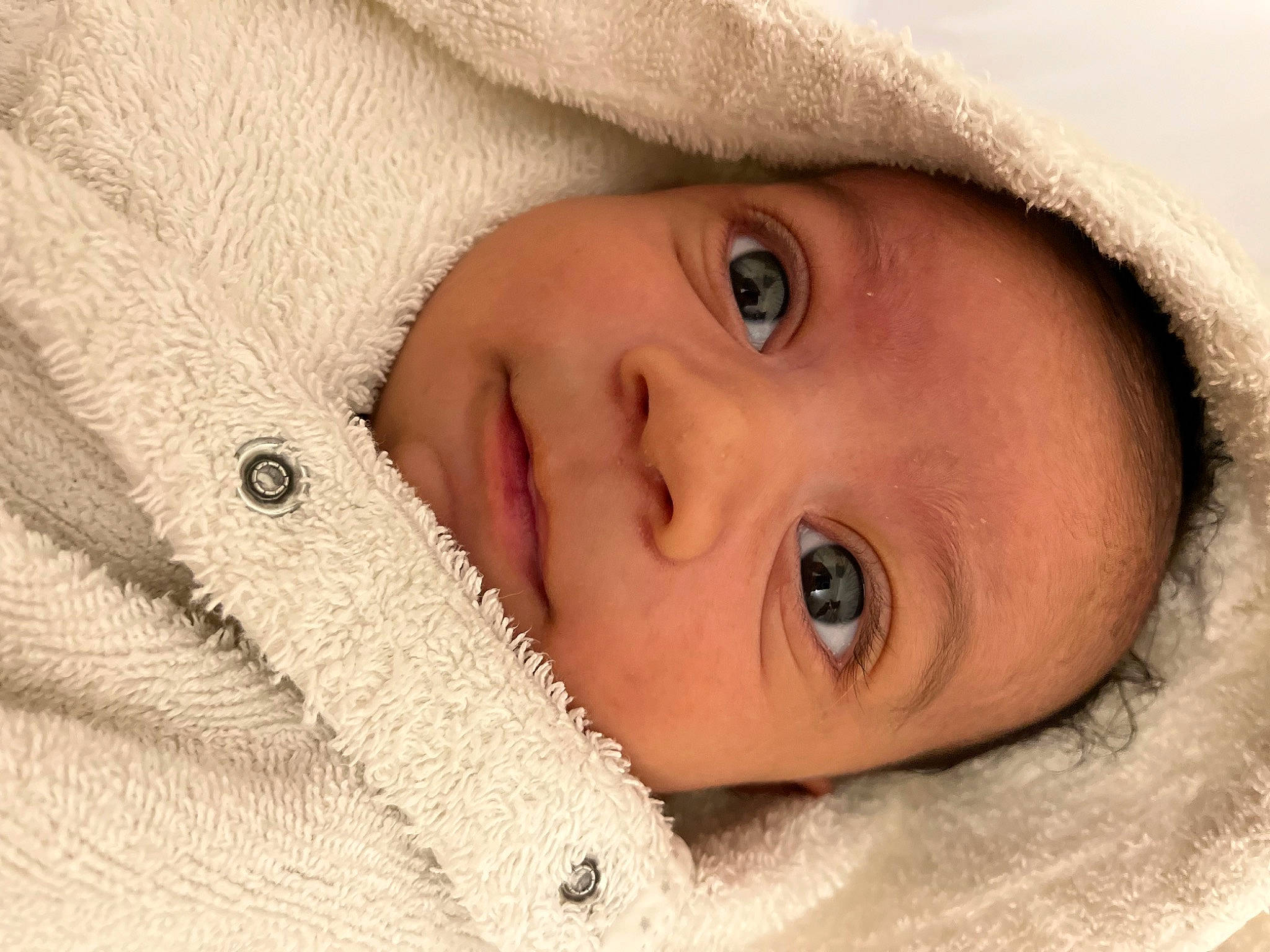 Alpha participe au concours pour gagner de l'argent avec cette photo : cheek, chin, comfort, eye, eyebrow, eyelash, face, happy, headgear, human_body, iris, lip, mammal, mouth, neck, nose, person, skin, smile, textile