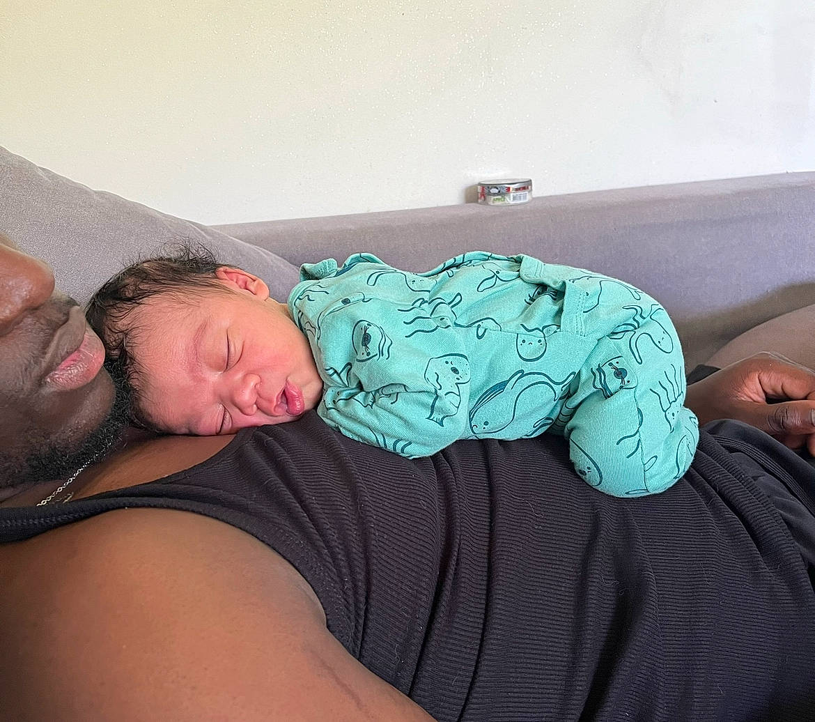 Alpha participe au concours pour gagner de l'argent avec cette photo : abdomen, arm, chest, cloud, comfort, cool, couch, elbow, hand, human_body, human_leg, knee, leg, linens, neck, person, shoulder, sleeve, textile, thigh