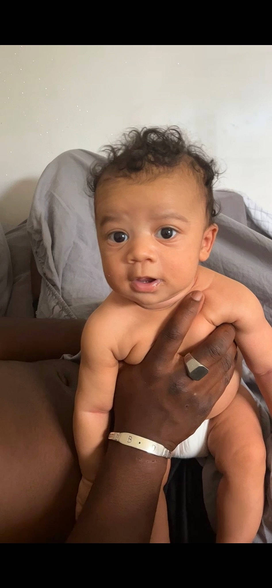 Alpha participe au concours pour gagner de l'argent avec cette photo : baby, cheek, comfort, eye, eyebrow, eyelash, face, gesture, head, human_body, iris, joint, lip, mouth, muscle, neck, nose, person, skin, stomach