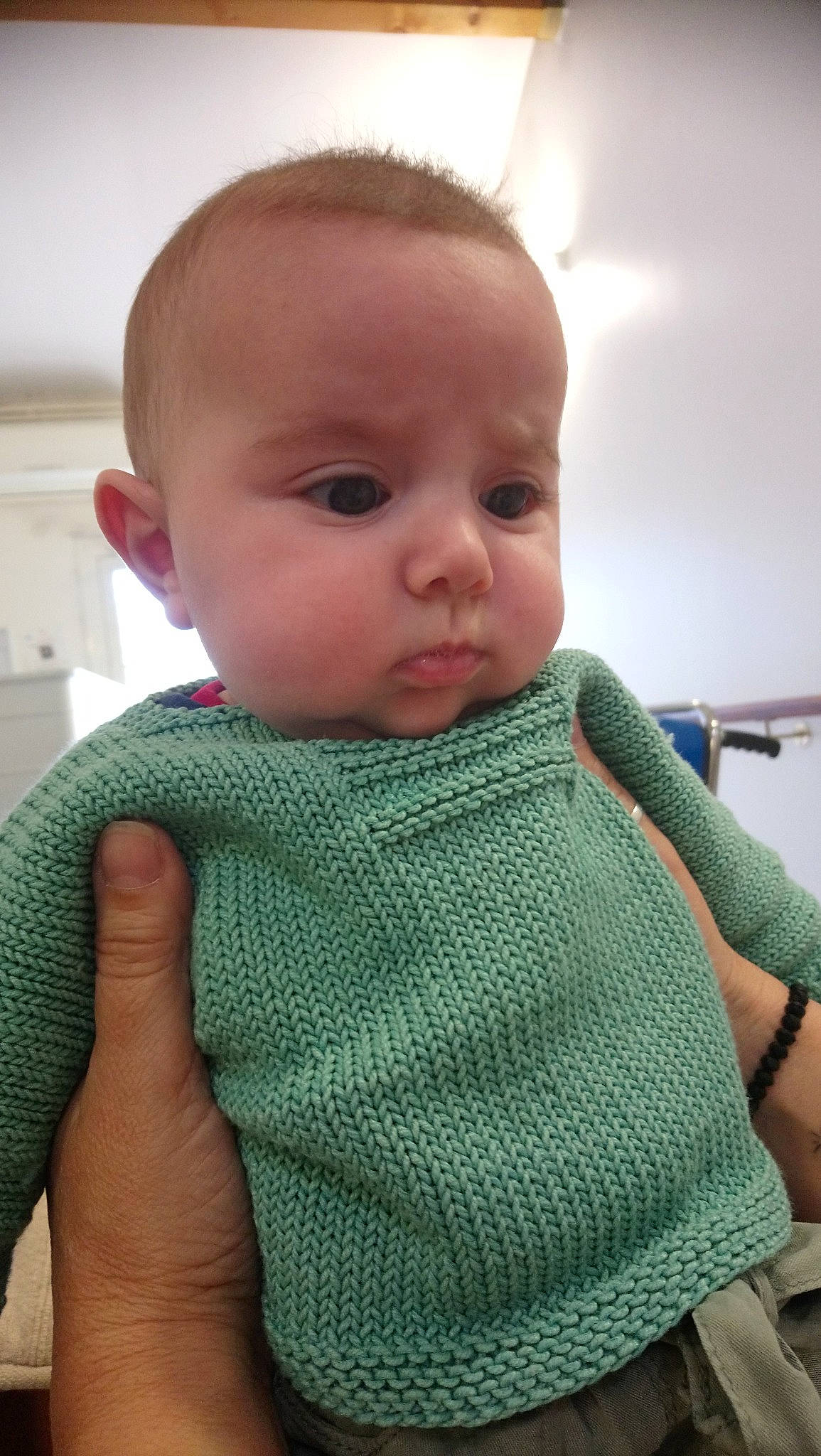 Ines a rejoint le concours — aidez-le/la à gagner de superbes lots ! baby, cheek, child, chin, face, finger, forehead, hand, head, knitting, lip, mouth, neck, nose, outerwear, person, skin, textile, thumb, toddler
