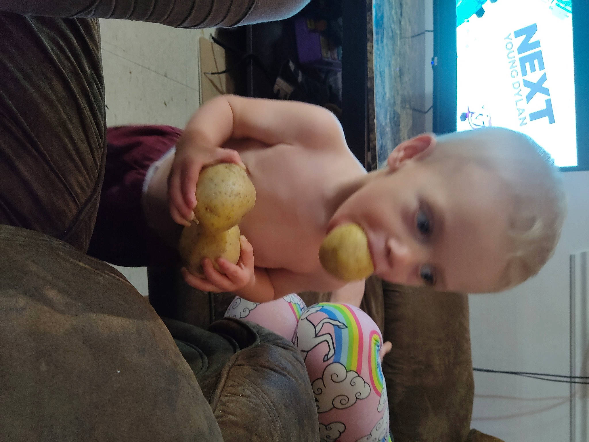Jakob participe au concours pour gagner de l'argent avec cette photo : abdomen, apple, baby, cheek, chest, child, finger, food, fruit, fun, gesture, mouth, nose, person, produce, skin, stuffed_toy, thumb, toddler, toy