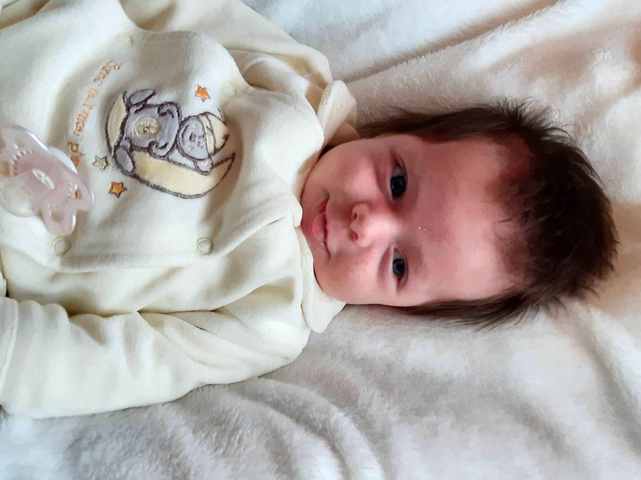 Lola a rejoint le concours — aidez-le/la à gagner de superbes lots ! baby, baby_products, baby_sleeping, baby_toddler_clothing, bedding, bedtime, child, close_up, comfort, head, linens, mammal, pattern, person, portrait_photography, room, skin, sleeve, smile, textile