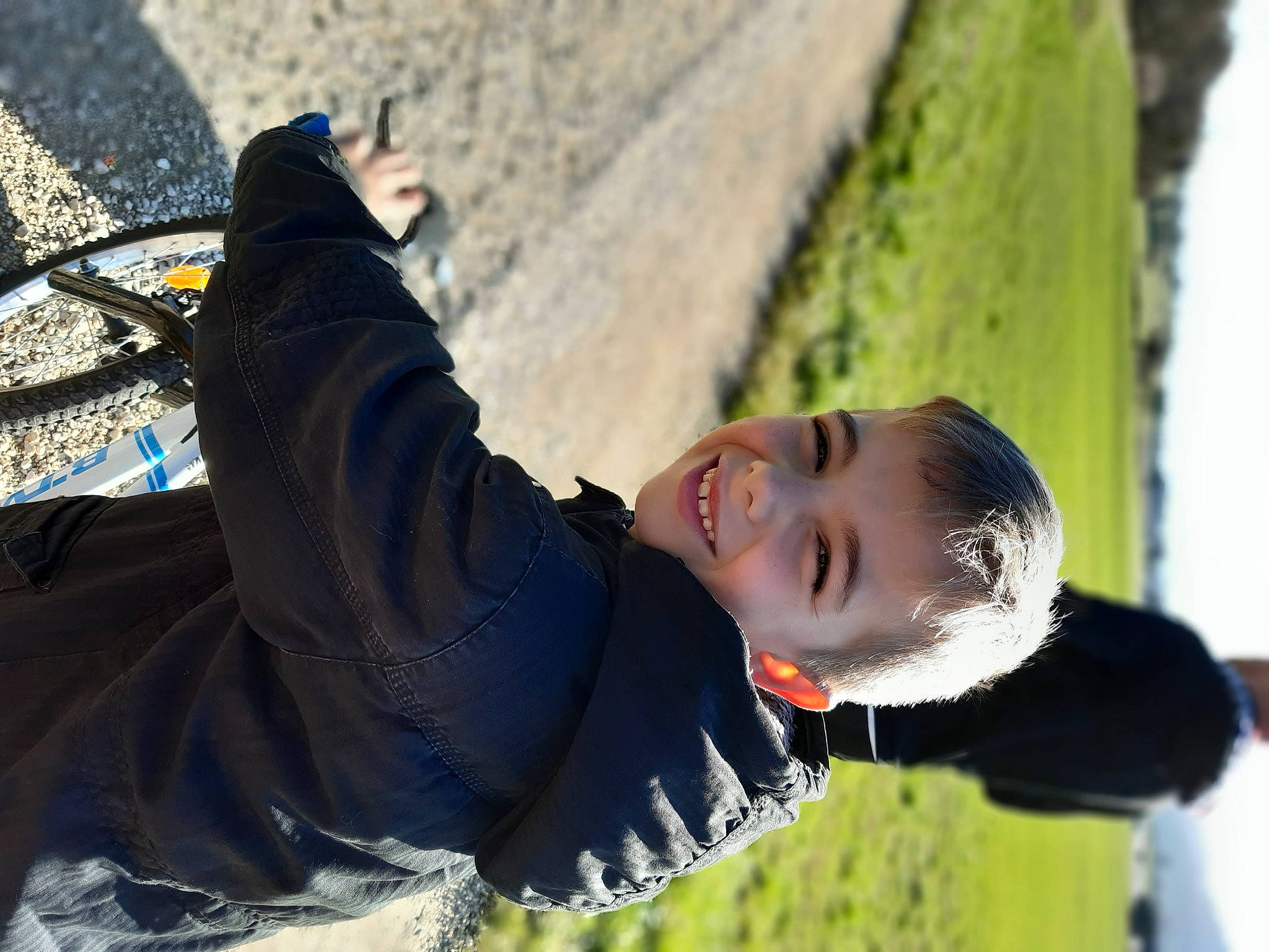 Nathan a rejoint le concours — aidez-le/la à gagner de superbes lots ! adventure, autumn, child, fun, glove, grass, happy, joy, laugh, leisure, people_in_nature, person, personal_protective_equipment, plant, play, recreation, shadow, sitting, smile, toddler