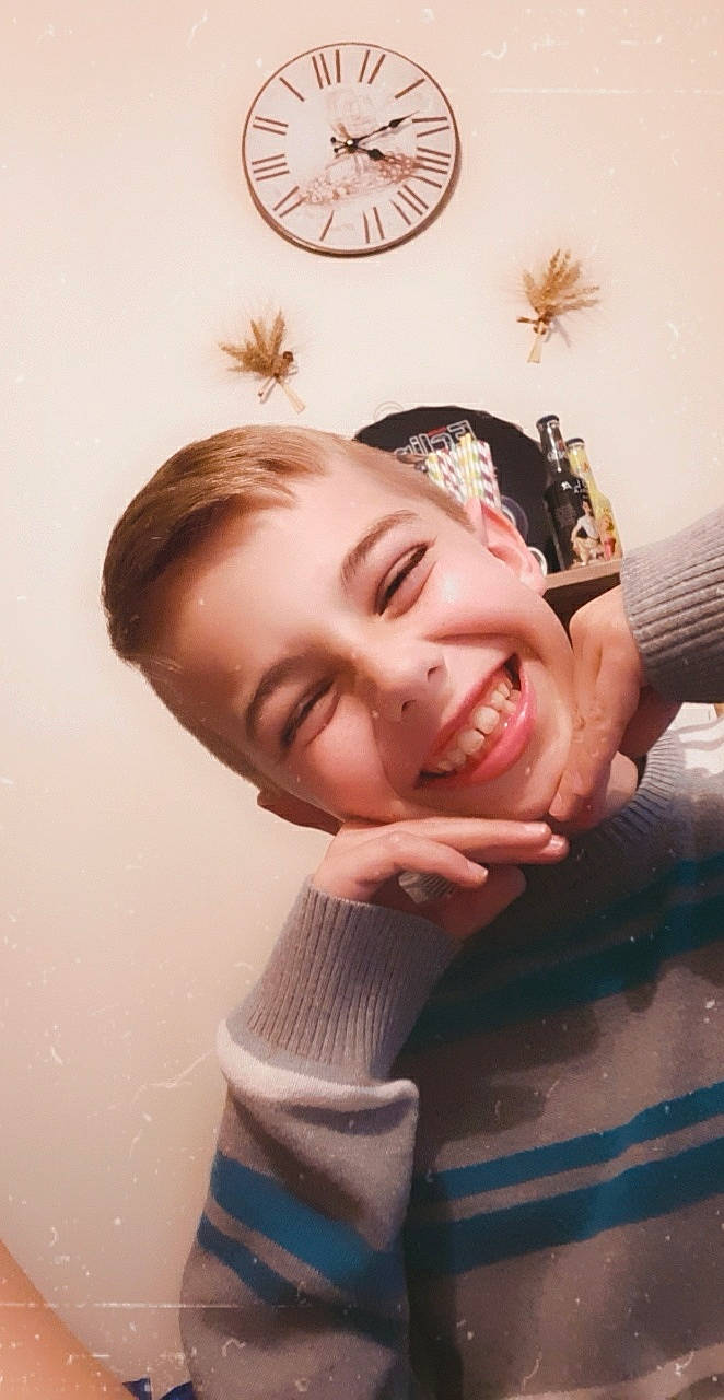 Nathan a rejoint le concours — aidez-le/la à gagner de superbes lots ! black_hair, cheek, child, chin, eyelash, finger, flash_photography, forehead, fun, gesture, hairstyle, happy, jaw, joy, lip, mouth, neck, nose, ornament, person