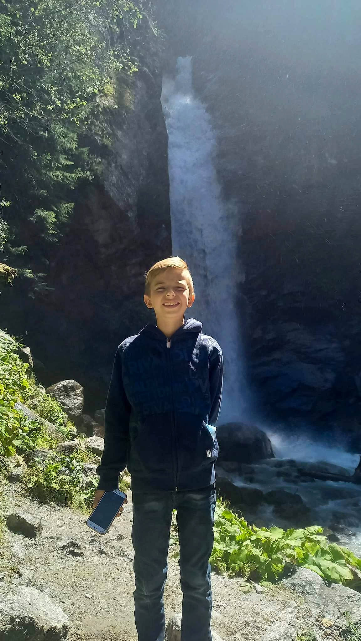 Nathan a rejoint le concours — aidez-le/la à gagner de superbes lots ! chute, forest, formation, geological_phenomenon, highland, hill_station, joy, landscape, leaf, leisure, natural_landscape, person, plant, recreation, stream, travel, tree, water, water_feature, water_resources