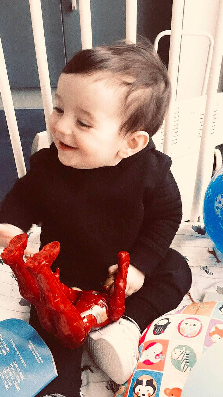 Antonio a rejoint le concours — aidez-le/la à gagner de superbes lots ! baby, child, ear, eating, finger, food, hand, lobster, person, play, toddler