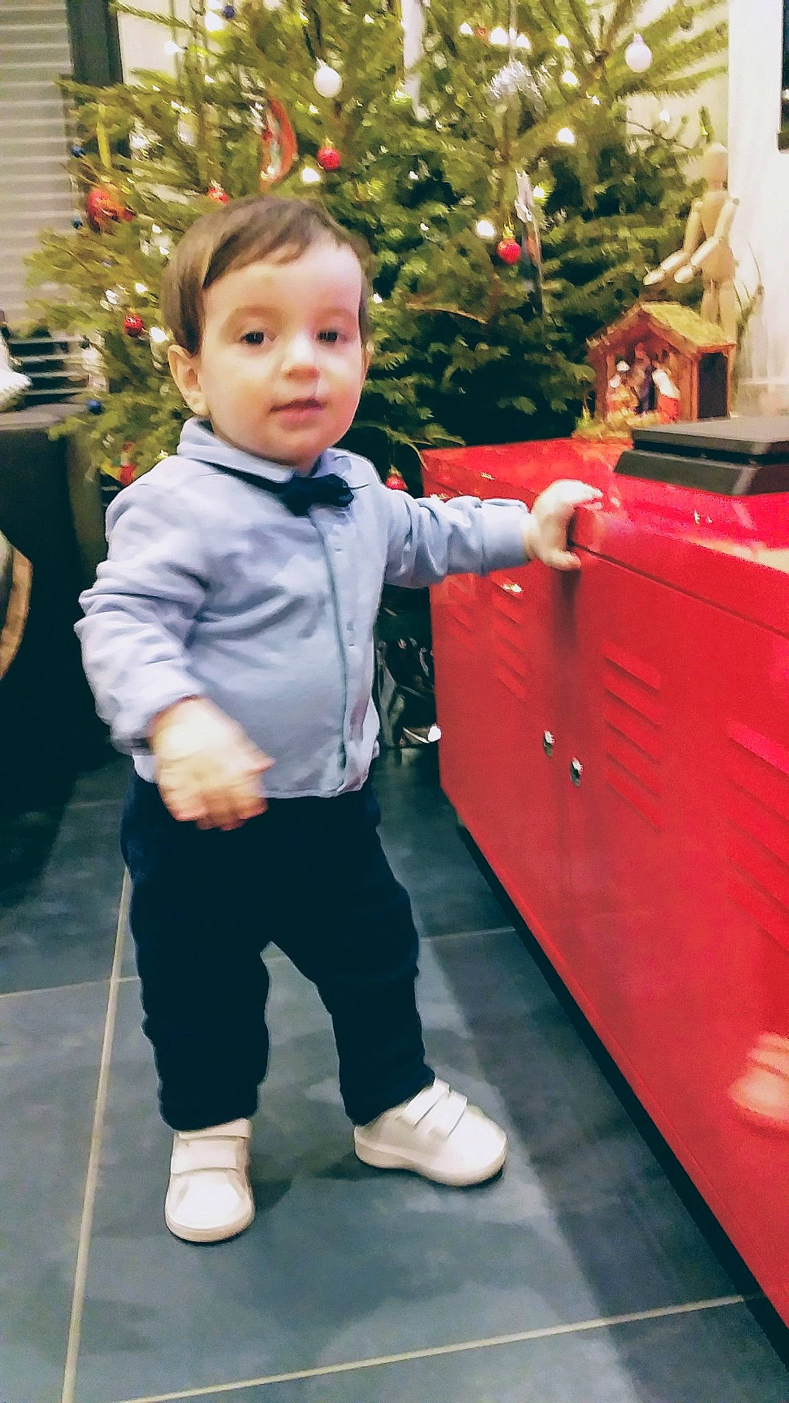 Antonio participe au concours pour gagner de l'argent avec cette photo : child, person, standing, toddler