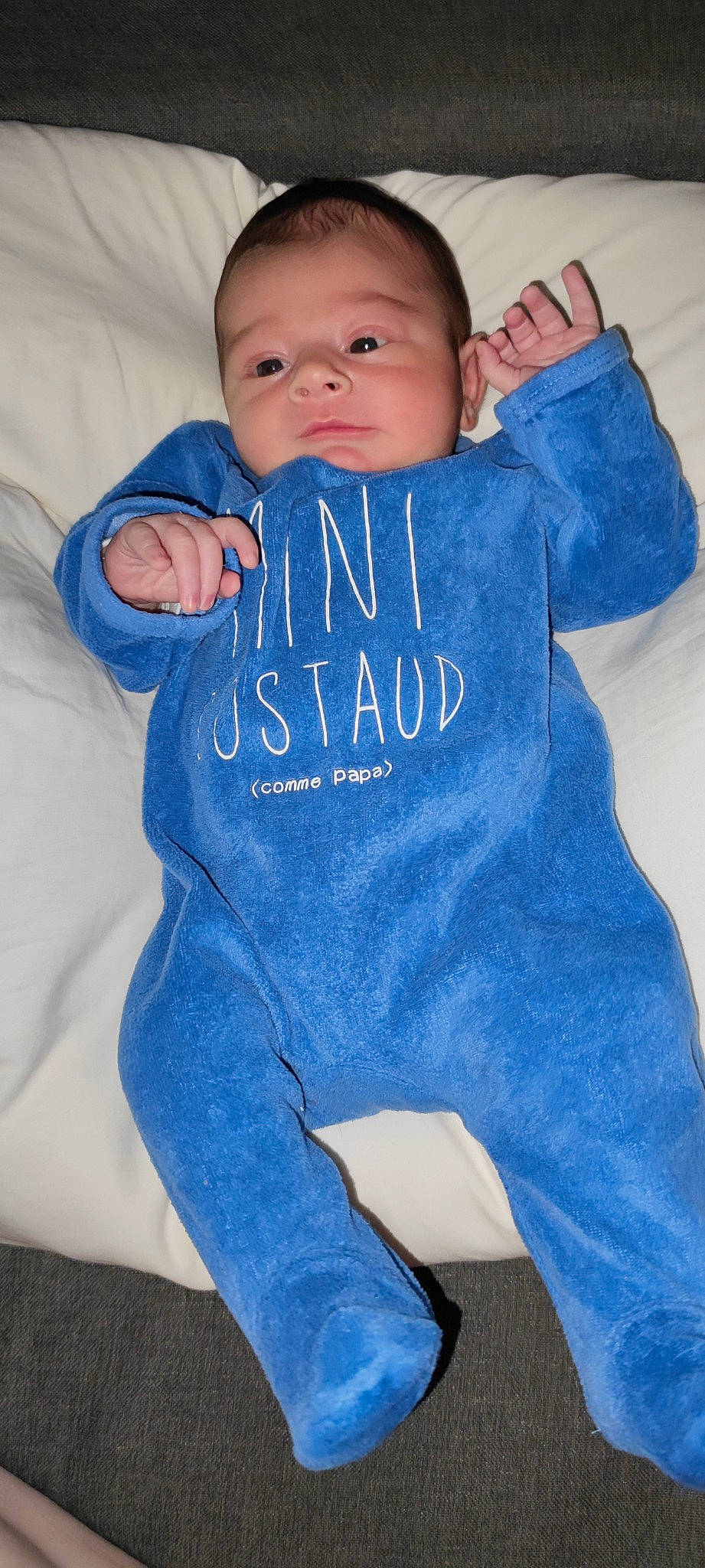 Elio participe au concours pour gagner de l'argent avec cette photo : azure, baby, baby_sleeping, baby_toddler_clothing, blue, child, comfort, eye, happy, head, human_body, neck, organ, outerwear, people, person, skin, sleeve, t_shirt, textile