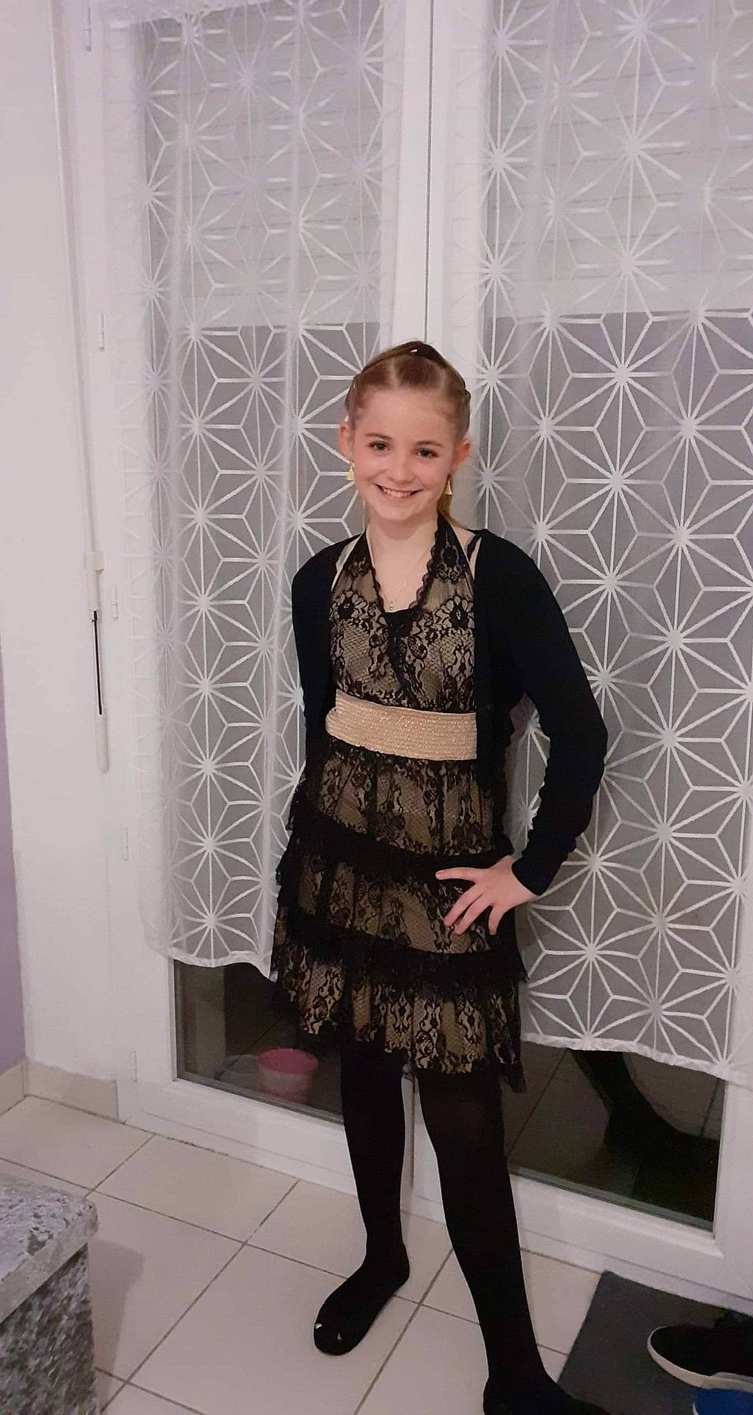 Stecy a rejoint le concours — aidez-le/la à gagner de superbes lots ! blond, clothing, event, fashion_design, flooring, formal_wear, hair, human_leg, joy, knee, leg, neck, pattern, person, shoulder, sleeve, smile, stocking, street_fashion, thigh