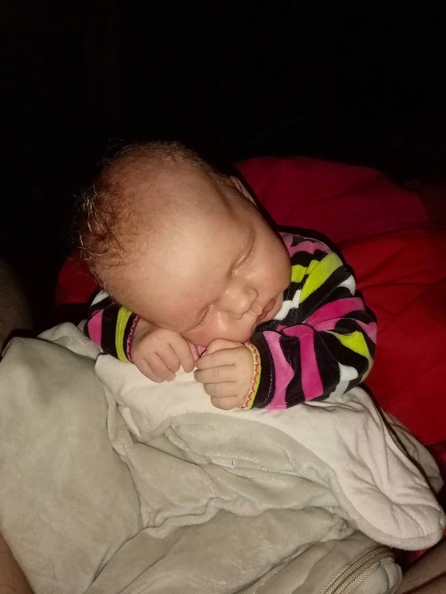 Ambre a rejoint le concours — aidez-le/la à gagner de superbes lots ! baby, baby_products, baby_toddler_clothing, bedtime, cheek, chest, child, comfort, elbow, eye, flesh, linens, nap, nose, person, room, sitting, sleep, thumb, toddler