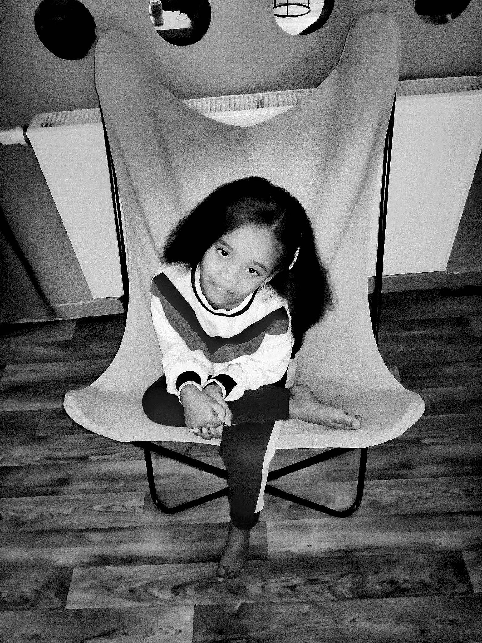 Kelyah a rejoint le concours — aidez-le/la à gagner de superbes lots ! baby, baby_toddler_clothing, child_model, comfort, floor, flooring, joy, monochrome, person, sitting, white, wood_flooring