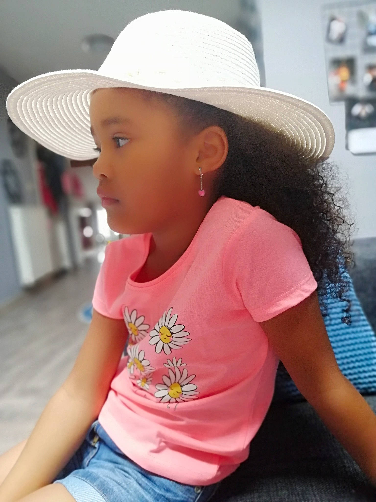 Kelyah participe au concours pour gagner de l'argent avec cette photo : active_tank, baby_toddler_clothing, beauty, child, child_model, cool, costume_accessory, cowboy_hat, denim, fedora, hat, headgear, headwear, mouth, person, shoulder, skin, sun_hat, switch, thigh