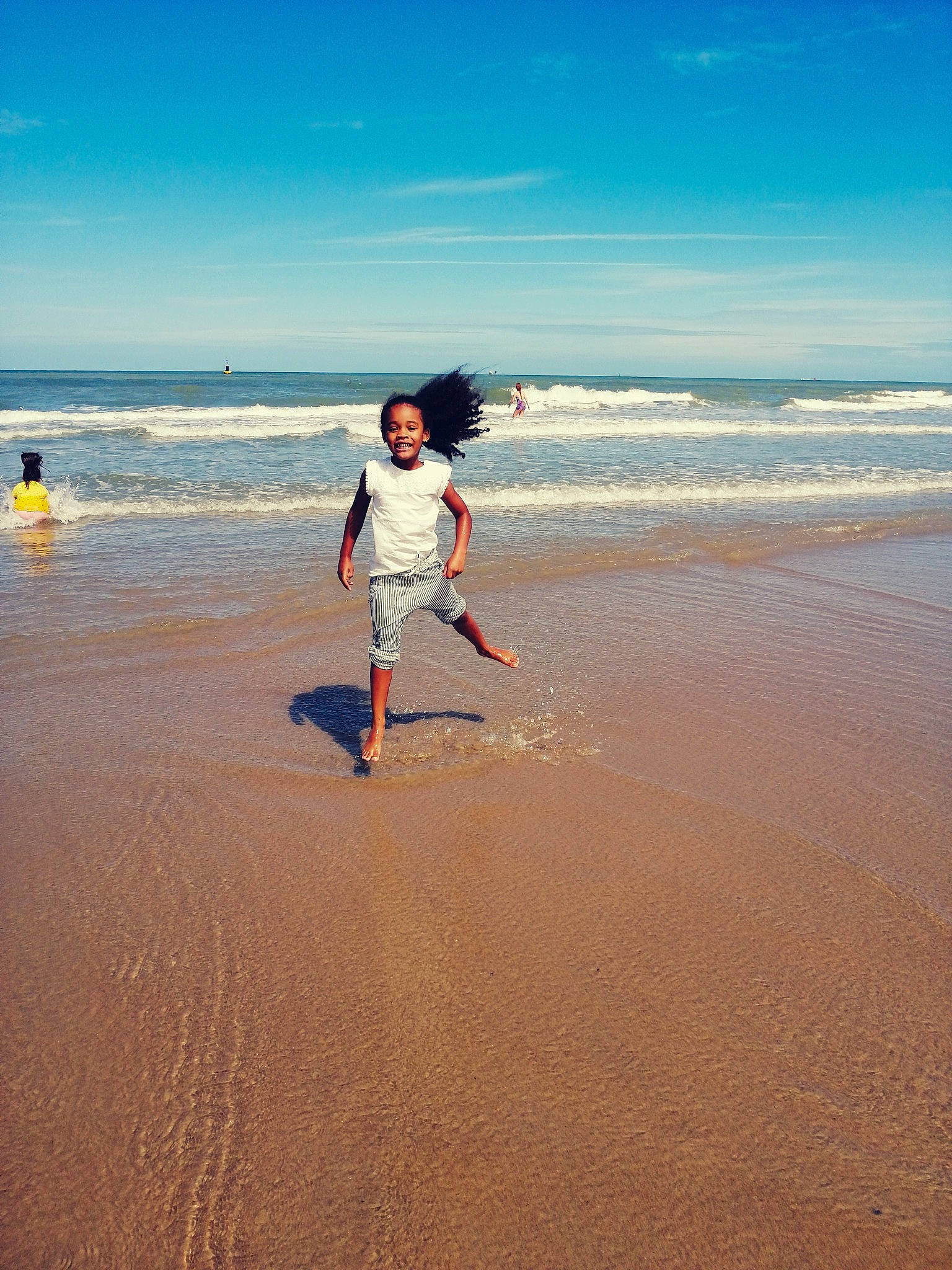 Kelyah a rejoint le concours — aidez-le/la à gagner de superbes lots ! barefoot, beach, body_of_water, coast, coastal_and_oceanic_landforms, holiday, joy, ocean, people_on_beach, person, sand, sea, shore, summer, tide, vacation, waist, water, watercraft, wave