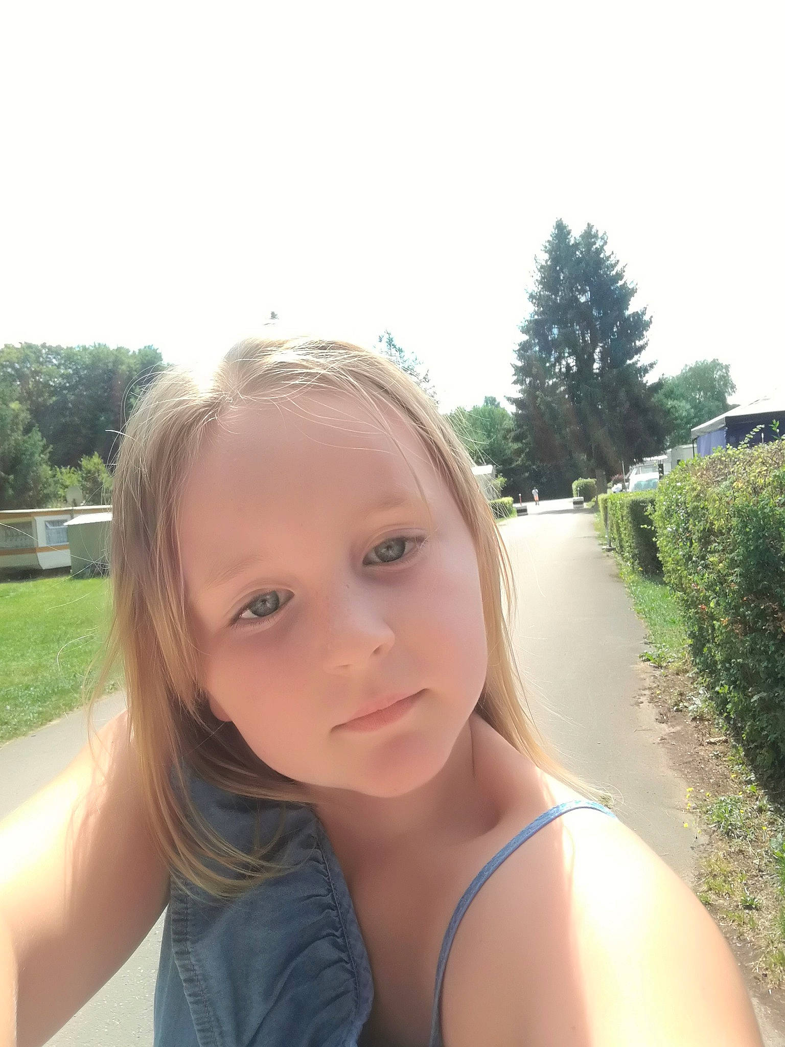 Manon V participe au concours pour gagner de l'argent avec cette photo : beauty, blond, eyebrow, face, fashion_accessory, fawn, forehead, grass, hair, head, lip, long_hair, neck, nose, person, photography, selfie, smile, summer, sunlight