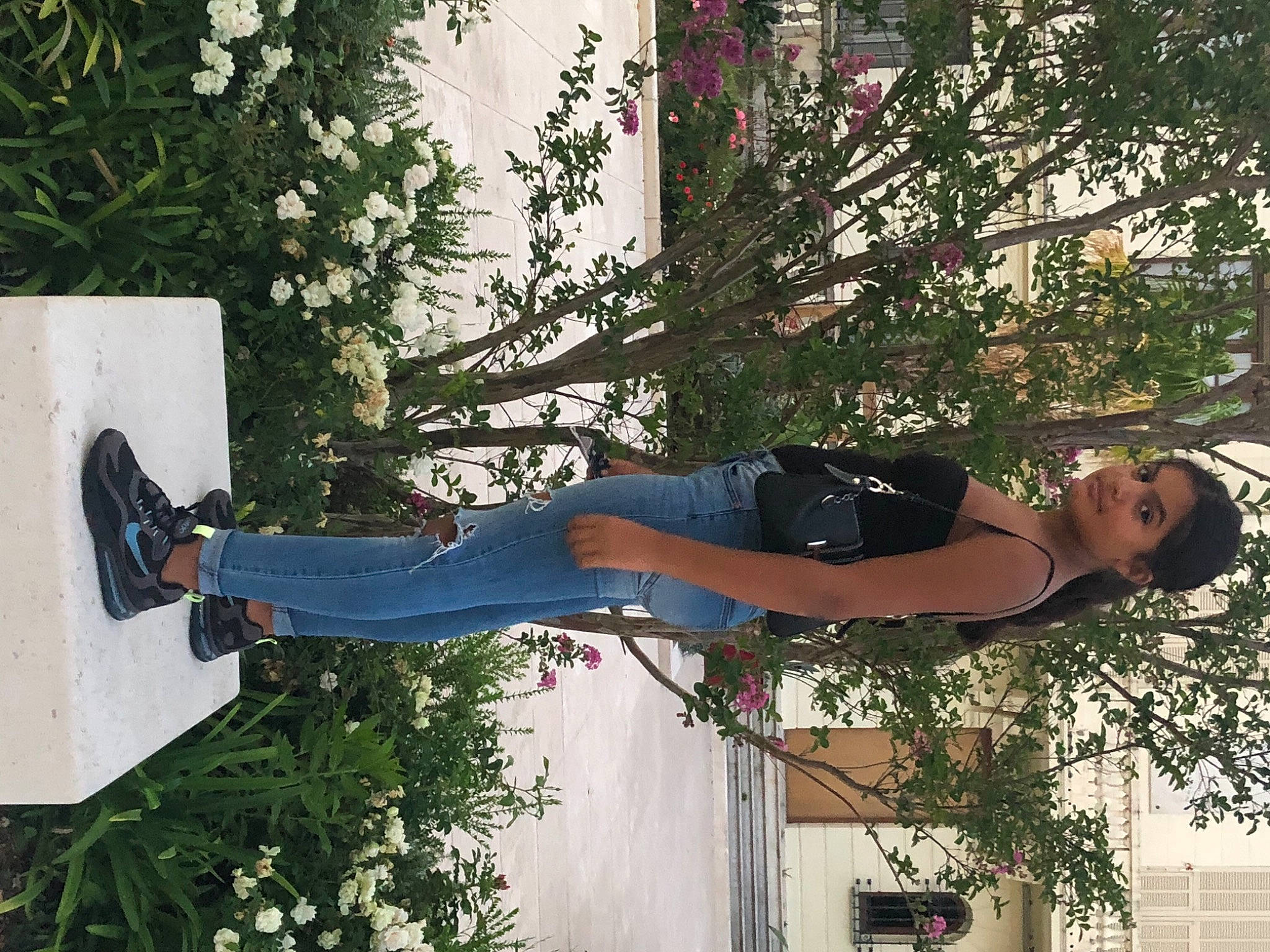 Jade participe au concours pour gagner de l'argent avec cette photo : abdomen, beauty, electric_blue, human_leg, outdoor_shoe, person, spring, thigh, trunk, waist, walking_shoe, youth