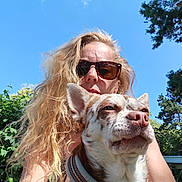 Diego participe au concours pour gagner de l'argent avec cette photo : animal, blue_sky, canine, casual, closeup, collar, curly_hair, daylight, dog, grass, greenery, happy, leisure, nature, outdoor, pet, portrait, sunglasses, sunlight, woman