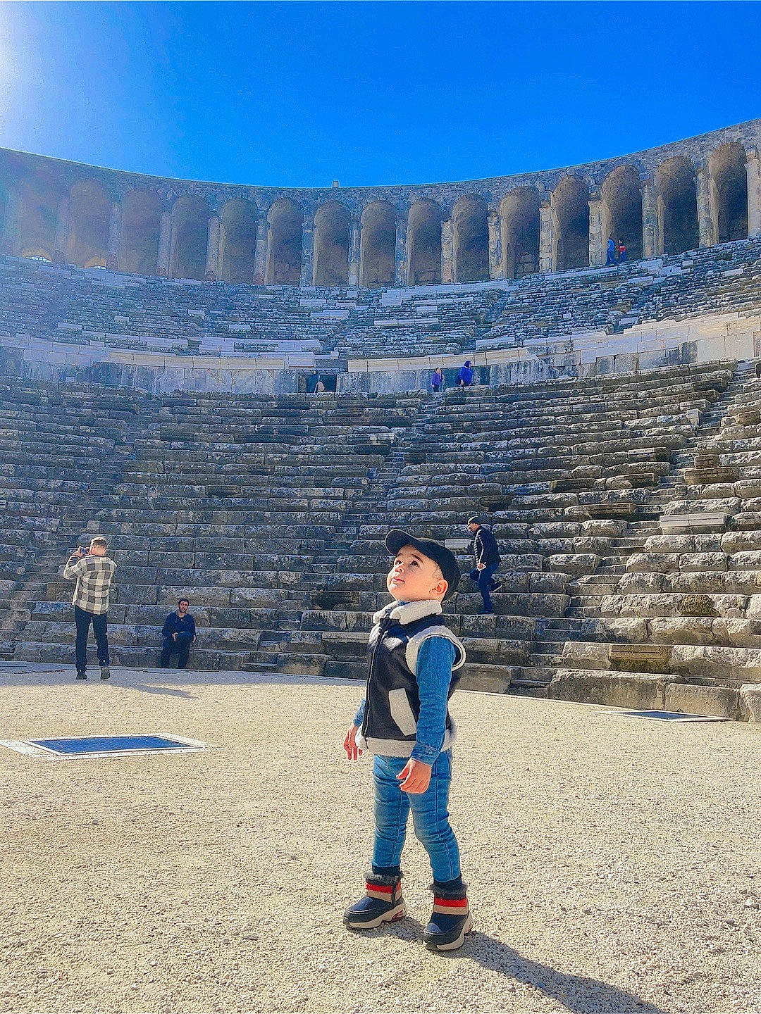 Raylen participe au concours pour gagner de l'argent avec cette photo : ancient_history, archaeological_site, architecture, azure, electric_blue, fun, headwear, historic_site, history, landmark, landscape, leisure, monument, people_in_nature, person, sky, toddler, tourism, travel, unesco_world_heritage_site