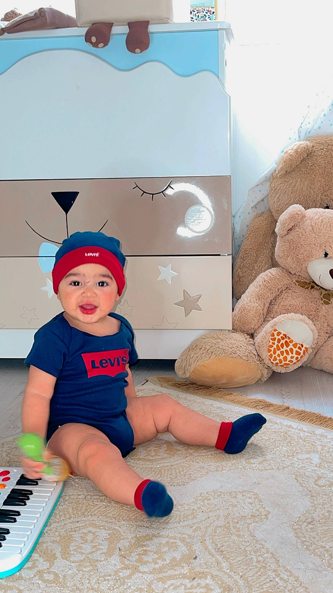 Raylen participe au concours pour gagner de l'argent avec cette photo : art, baby, baby_toddler_clothing, child, comfort, design, electric_blue, electronic_musical_instrument, flooring, hat, headwear, keyboard, keyboard_player, orange, person, product, room, sock, stuffed_toy, textile