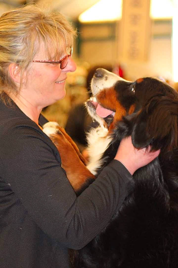 Jelly participe au concours pour gagner de l'argent avec cette photo : canidae, carnivore, companion_dog, conversation, dog, dog_breed, ear, event, eyewear, fawn, formal_wear, fun, fur, glasses, happy, smile, sporting_group, toy, toy_dog, vision_care