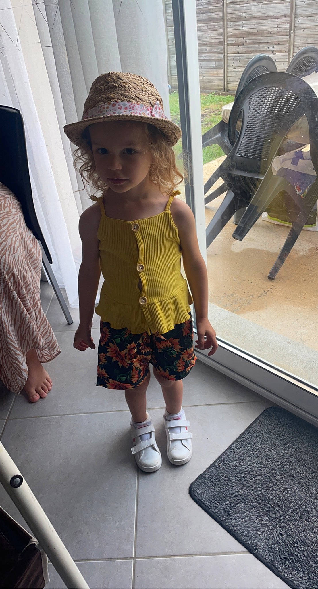 Leonor participe au concours pour gagner de l'argent avec cette photo : baby_toddler_clothing, child, fashion_accessory, fun, happy, hat, headwear, human_leg, leg, leisure, mammal, pattern, person, product, sandal, sneakers, sock, sun_hat, thigh, toddler