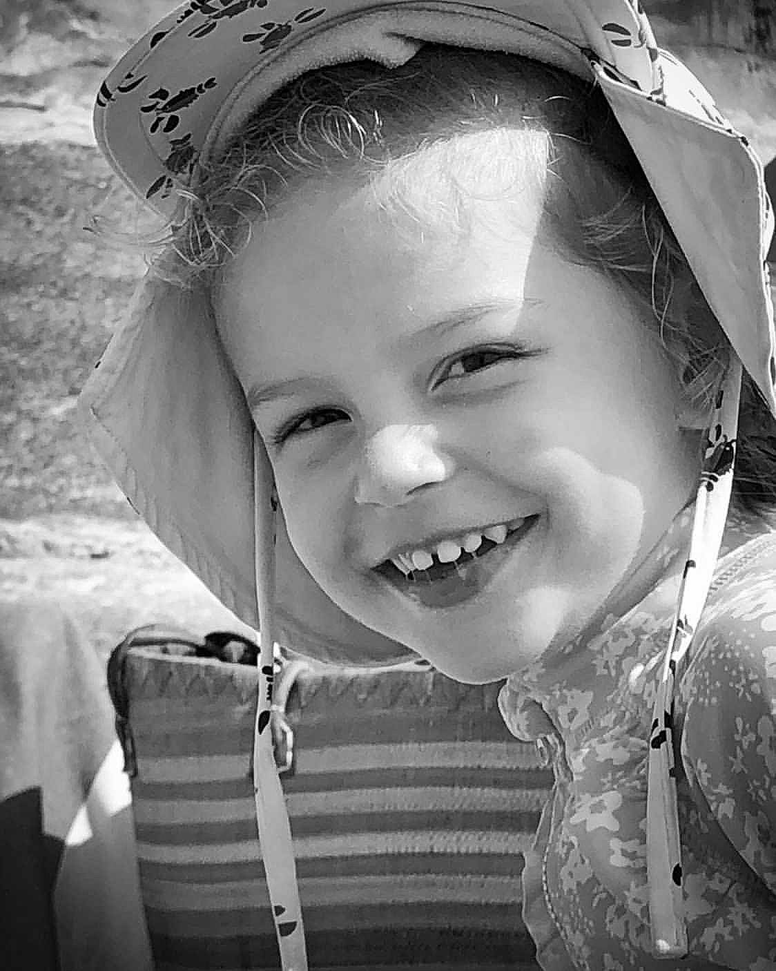 Leonor participe au concours pour gagner de l'argent avec cette photo : black, black_and_white, eye, eyebrow, face, facial_expression, flash_photography, grass, happy, headgear, iris, joy, lip, mouth, people_in_nature, person, photograph, skin, smile, standing