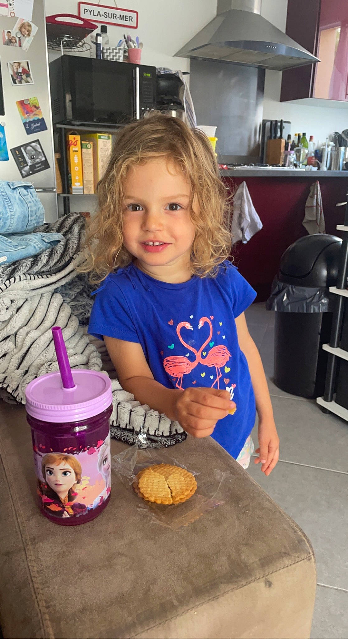 Leonor a rejoint le concours — aidez-le/la à gagner de superbes lots ! baked_goods, baking, cake, chair, child, cooking, cuisine, dessert, food, fun, home_appliance, ingredient, joy, junk_food, person, recipe, shelf, smile, sweetness, t_shirt