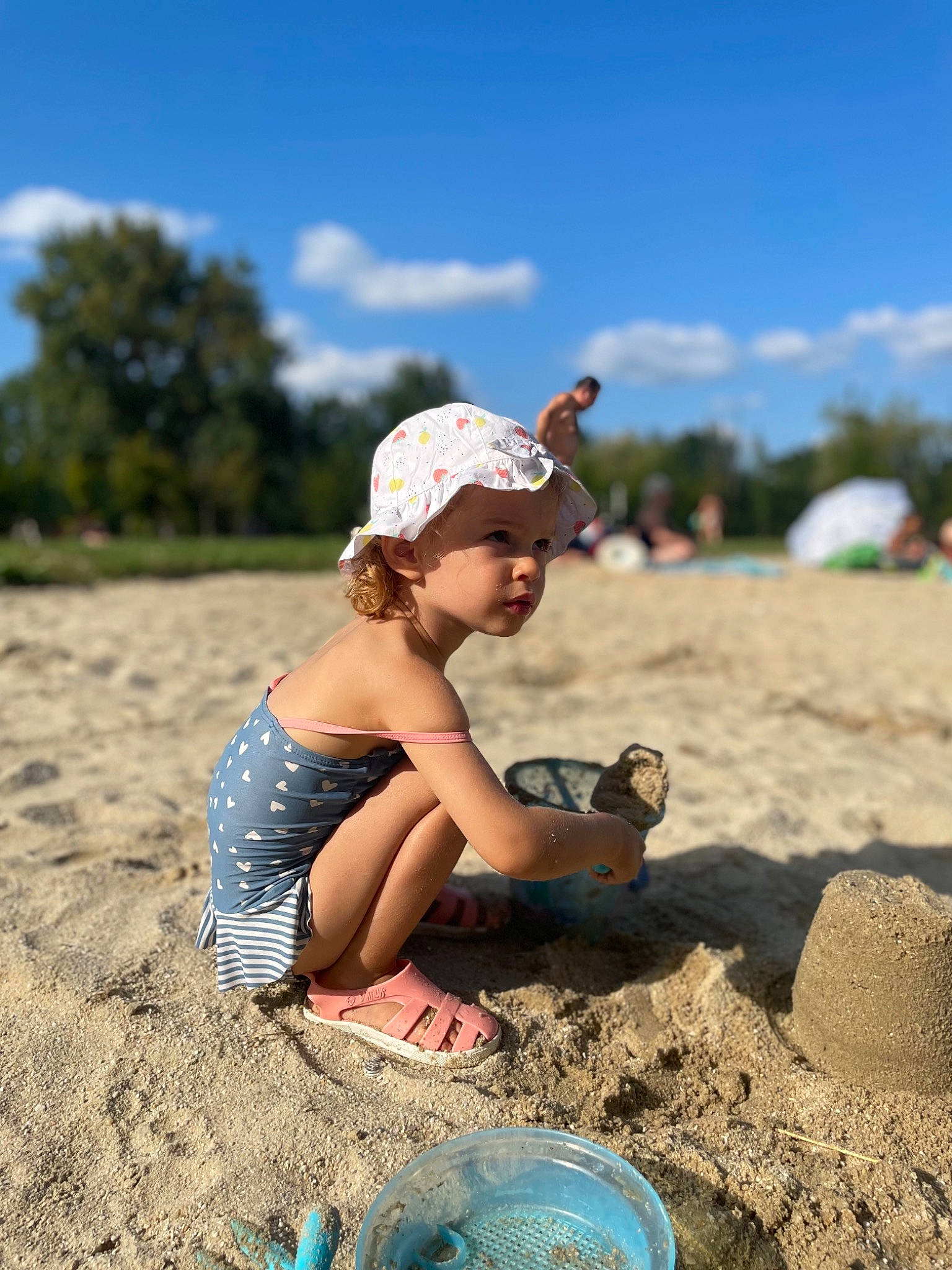Leonor a rejoint le concours — aidez-le/la à gagner de superbes lots ! arm, beach, body_of_water, cap, cloud, flash_photography, fun, hand, happy, hat, headwear, landscape, leg, leisure, people_in_nature, people_on_beach, person, recreation, sky, sun_hat