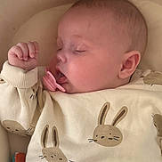 Aria a rejoint le concours — aidez-le/la à gagner de superbes lots ! baby, sleeping, pacifier, infant, cute, bunny_pattern, onesie, soft, resting, peaceful, child, face, hand, ear, skin, clothing, indoors, cozy, portrait, head