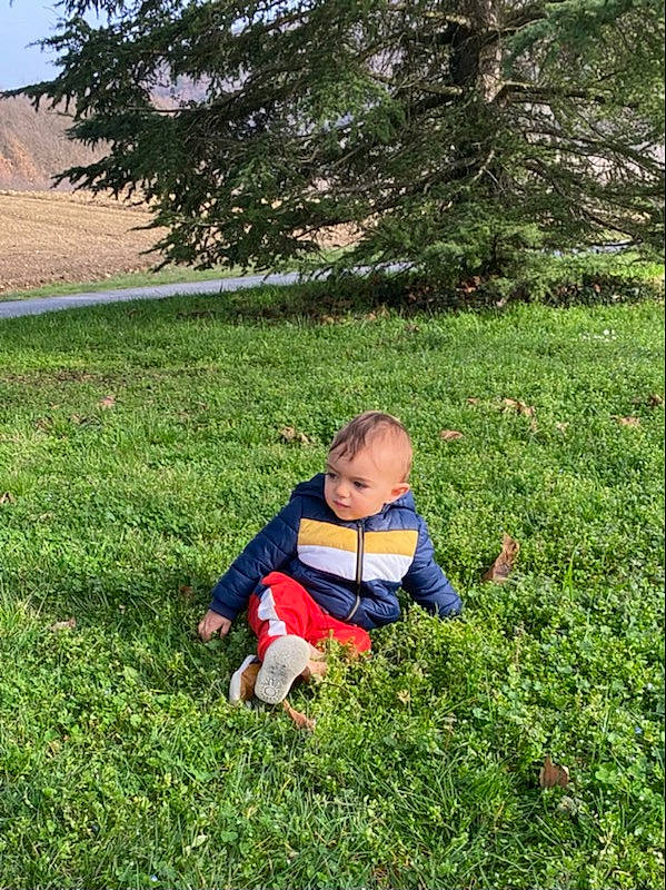 Zack participe au concours pour gagner de l'argent avec cette photo : fun, garden, grass, grassland, groundcover, happy, jacket, landscape, lawn, leisure, meadow, natural_landscape, pasture, people_in_nature, person, plant, prairie, shrub, soil, toddler